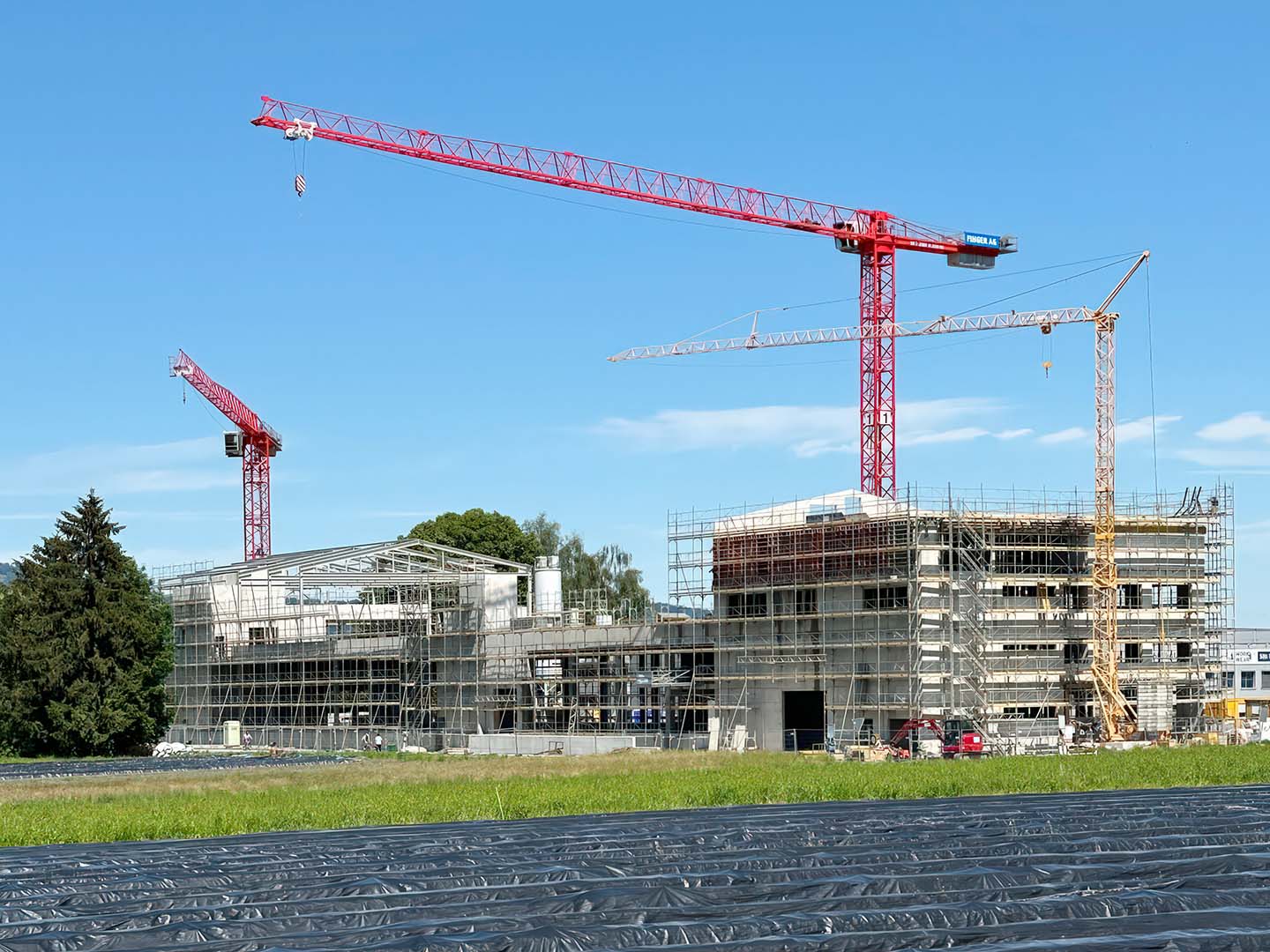 Stahlkonstruktion auf dem Dach des neuen Gemüsezentrums. Stahlkonstruktion auf dem Dach des neuen Gemüsezentrums.